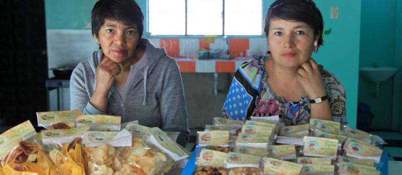 Delia Mafla y Erika Veintimilla producen snacks propios del país. Para ello utilizan ingredientes que se obtienen de la agricultura urbana. Foto: Julio Estrella / LÍDERES