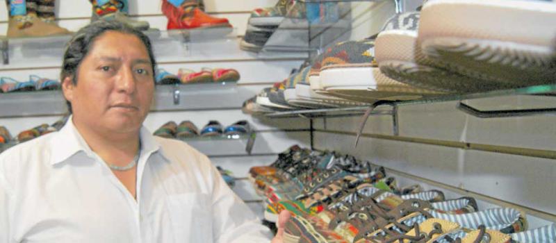 El otavaleño César Flores incursionó en la confección de zapatos, de variadas formas pero con toque andino. Foto: Francisco Espinoza / LÍDERES