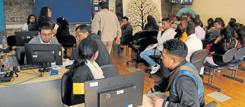 En las oficinas de ConQuito, en el sur de Quito, jóvenes se acercan a buscar una oportunidad de trabajo. La entidad ofrece capacitaciones. Foto: Foto: Paúl Rivas/ LÍDERES