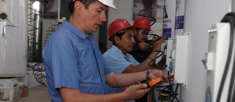 Juan Álvarez inició hace dos años la construcción de un laboratorio para pruebas de productos. Foto: Xavier Caivinagua para LÍDERES