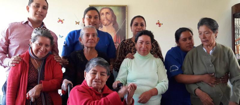 Antonio Loya y Wendy Escobar acompañan a un grupo de abuelitos a los que brindan sus servicios en la casa hogar Mi Amigo Divino, que funciona en Capelo, al oriente de Quito. Foto: Valeria Heredia / LÍDERES