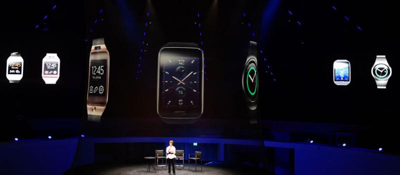 Samsung presentó hoy en Berlín su nuevo reloj inteligente, el Gear S3, circular y en acero. Foto: AFP