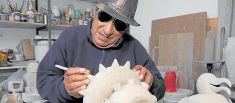 Fotos: Xavier Caivinagua para LÏDERES El artesano cuencano Eduardo Segovia explica a los visitantes las técnicas para las elaboración de adornos.