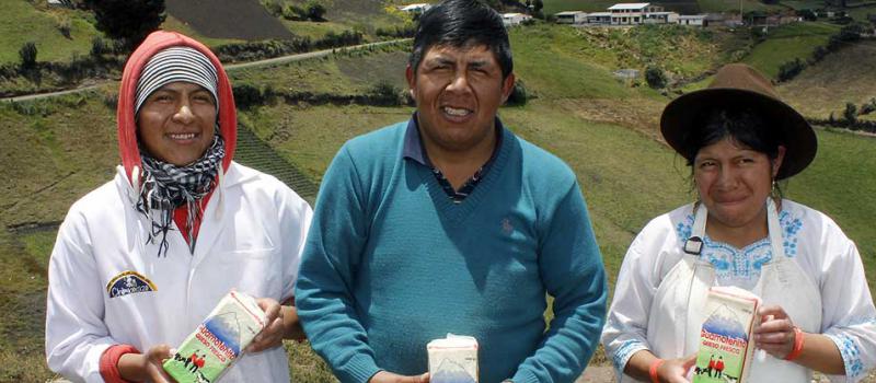 Wílmer, José y María Caiza son parte de la comunidad que decidió elaborar y comercializar quesos bajo la marca Guamoteñito. Foto: Raúl Díaz para LÍDERES