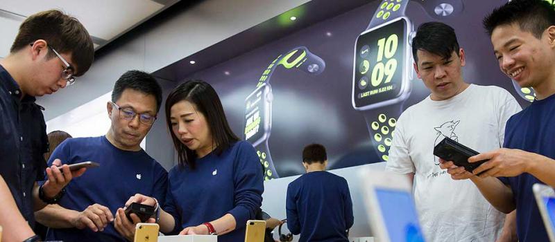 El iPhone 7 desembarcó este 16 de septiembre en las tiendas de más de 25 países, junto a la nueva versión del reloj inteligente Apple Watch Series 2. Foto: AFP