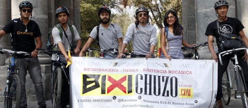 Los miembros de Bixi Chuzo recorren la capital entregando víveres, documentos y más en bicicleta.  Foto: Patricio Terán / LÍDERES