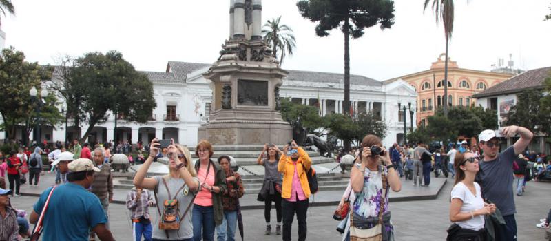 La Plaza Grande, en el Centro Histórico, es uno de los destinos preferidos por los turistas que llegan de visita a la capital del Ecuador. Foto: archivo Paul Rivas / LÍDERES