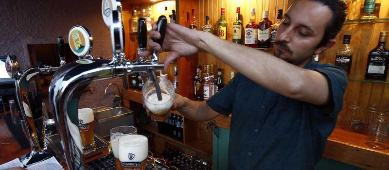 Las cervezas artesanales que se producen en América Latina se miden en Santiago en la 'Copa Cervezas de América'. Foto: EFE