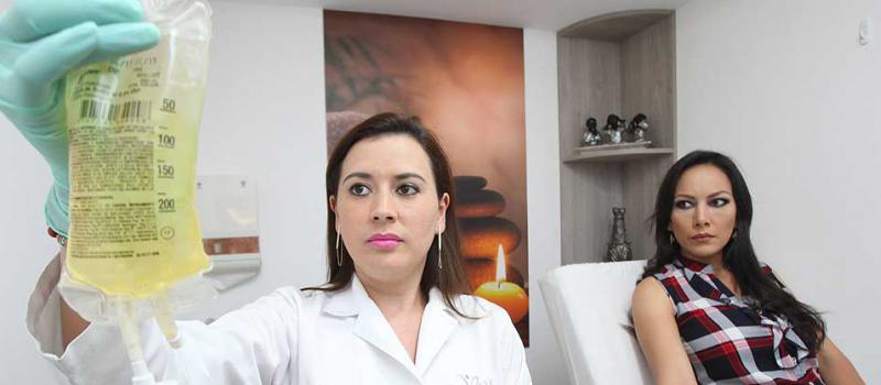Verónica Bravo, médica estético de Kalos Estética Médica, administra un suero. Foto: Vicente Costales / LÍDERES