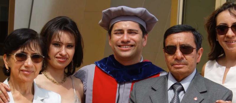 Fotos: archivo particular Eduardo Torres-Jara con su familia en su graduación en el MIT. Fue además uno los 100 latinos mas influyente de Massachusetts.