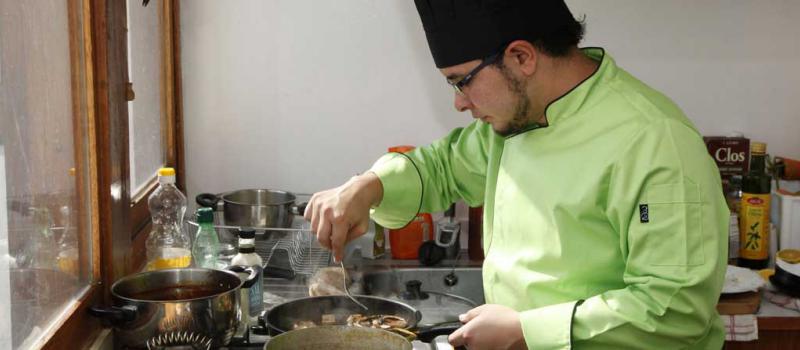 Este es el emprendimiento de David Loaiza; su negocio se llama 1800 Chef y consiste en llevar a un experto en la cocina para que prepare la comida en su domicilio. Foto: Patricio Terán / LÍDERES