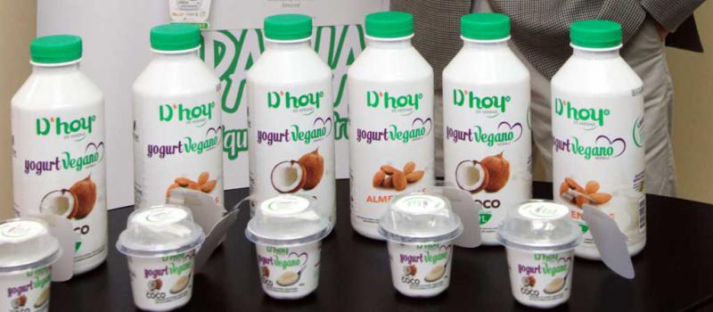 Foto: Pavel Calahorrano / LÍDERES Kevin Barcia, CEO de Ecopacif presenta la nueva opción de yogur vegano de la marca D’hoy. El producto tiene dos sabores y no tiene azúcar.