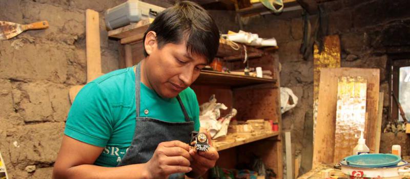 Foto: Glenda Giacometti / LÍDERES Juan Paguay es un artesano de Pistishí. Él enseña sus artesanías a los turistas que llegan al lugar.