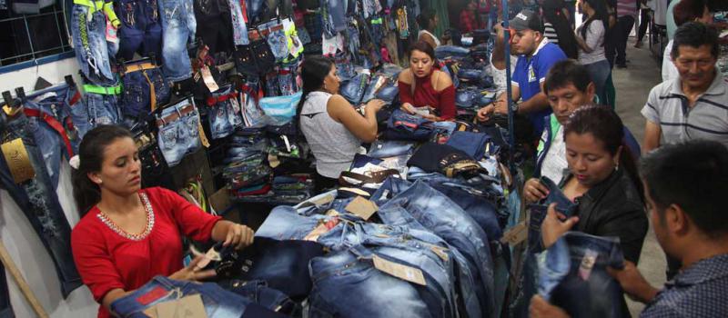 Foto: Juan Carlos Pérez para LÍDERES Pantalones, pantalonetas, camisetas e interiores son parte de la oferta de los comerciantes de Pelileo que llegan a Santo Domingo.