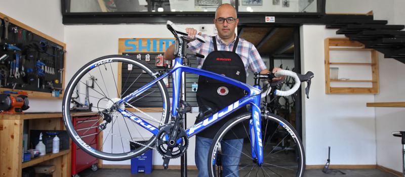 Fernando Isch es el propietario y mecánico principal de Bikefix. Foto: Foto: Julio Estrella /LÍDERES