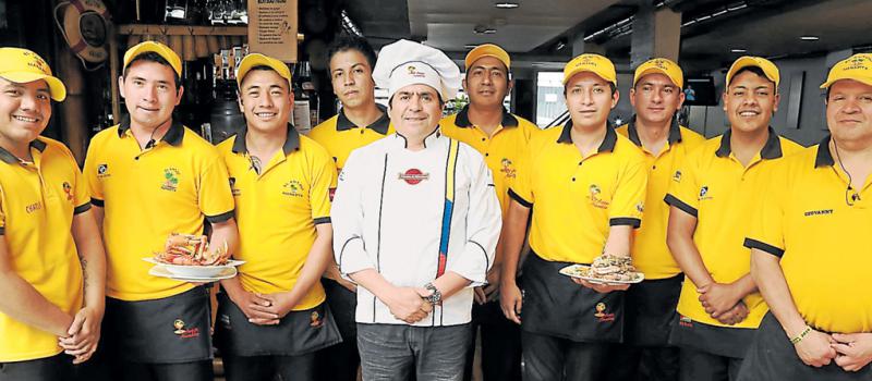 El equipo de El Antojo Manabita prepara platos costeños. Édgar López (centro) es el propietario de la firma, que tiene dos locales: uno en Quito y otro en Los Chillos. Foto: Diego Pallero / LÍDERES