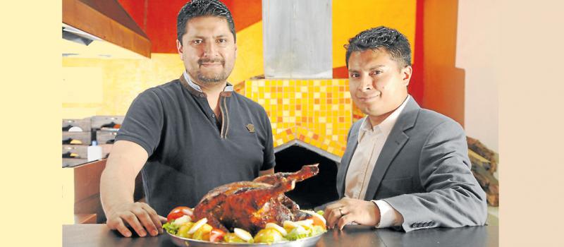 César y Giovanny Mancheno son los propietarios de El Padrino. El lugar ofrece gastronomía ambateña. Foto: Patricio Terán / LÍDERES