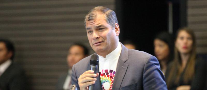 El presidente Rafael Correa en una reunión de inversionistas en la Unasur. Foto: Referencial