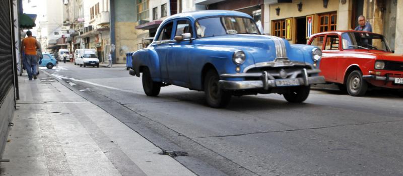 Un auto clásico pasa por una calle en La Habana (Cuba). Foto: EFE
