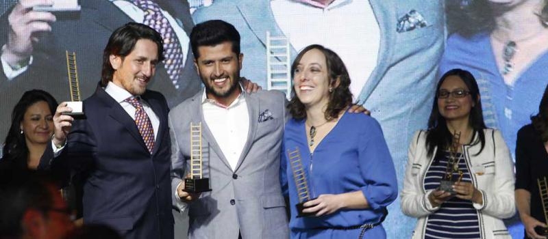 Juan José Lassis, Guillermo Jarrín y  María Soledad Casares durante la premiación, la semana pasada. Foto: Vicente Costales / LÍDERES