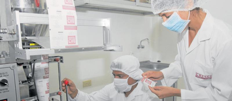 En los laboratorios de la empresa, ubicados en el norte de Guayaquil, se desarrollan los productos de Rocnarf y de su firma hermana, Cresens Dermocosmética. Fotos: Mario Faustos / LÍDERES