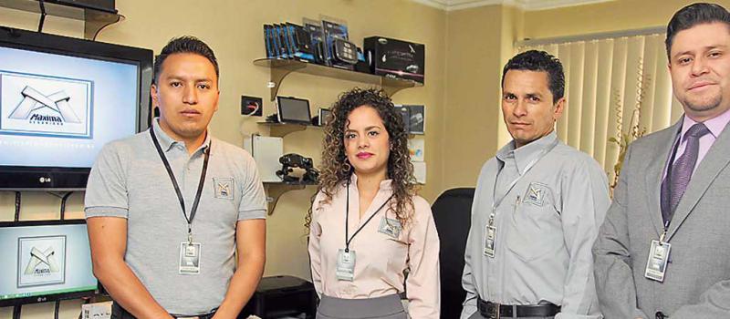 Carlos Salazar, Amanda Orozco, Johnny Pozo y Juan Carlos Córdova trabajan en la oficina de la capital azuaya. Foto: Xavier Caivinagua para LÍDERES