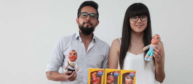 Paúl Méndez y Cristina Pozo son los mentalizadores de Minigotes, muñecos para el 31 de diciembre. Foto: Paúl Rivas / LÍDERES