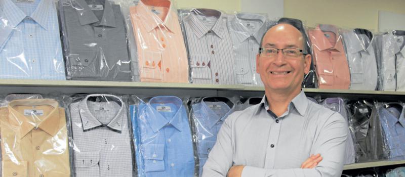 Eduardo Mera empezó con su negocio de camisas en el 2000. Hoy cuenta con un taller y un equipo de trabajo de cinco personas. Foto: Pavel Calahorrano / LÍDERES