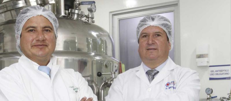 Édgar Curipallo y Marco Benavides son los fundadores de Farbio Pharma. La planta de se encuentra en la vía entre Sangolquí y Píntag, al oriente de Quito. Foto: Vicente Costales / LÍDERES