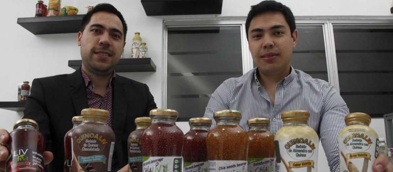 Édison y Santiago Carrillo le dan vida a Agrodely. La empresa presenta bebidas orgánicas elaboradas con quinua y chía. También procesa miel de abeja y comida lista para consumir. Fotos: Patricio Terán/ LÍDERES