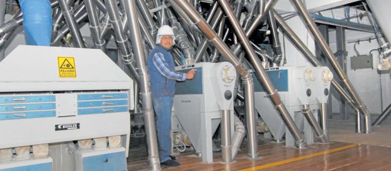 Jorge Intriago, jefe de Producción, junto a las  máquinas de tratamiento de harina. Foto: William Tibán para LÍDERES
