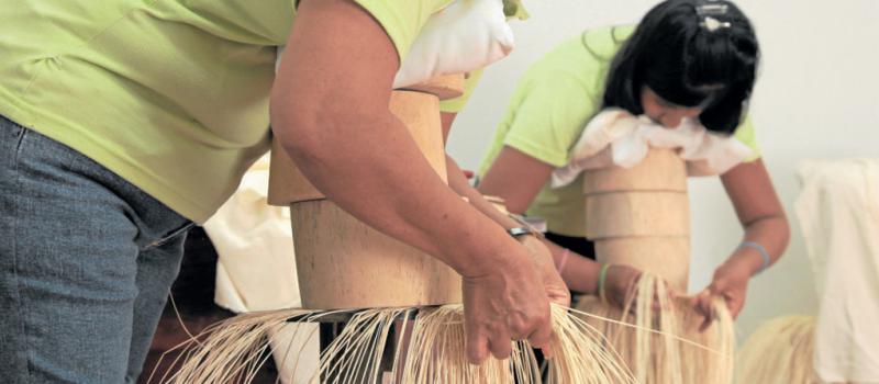 Los sombreros más finos se elaboran en pequeñas comunidades como Pile, en el cantón Montecristi (Manabí). Foto: Archivo Enrique Pesantes/ LÍDERES