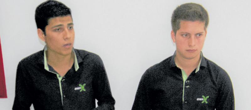 Juan Diego Palacios y Mateo Sánchez son parte del equipo de Conéctatae al aire, una pequeña empresa ecuatoriana de corte tecnológico. Foto: Cortesía de EnerWi