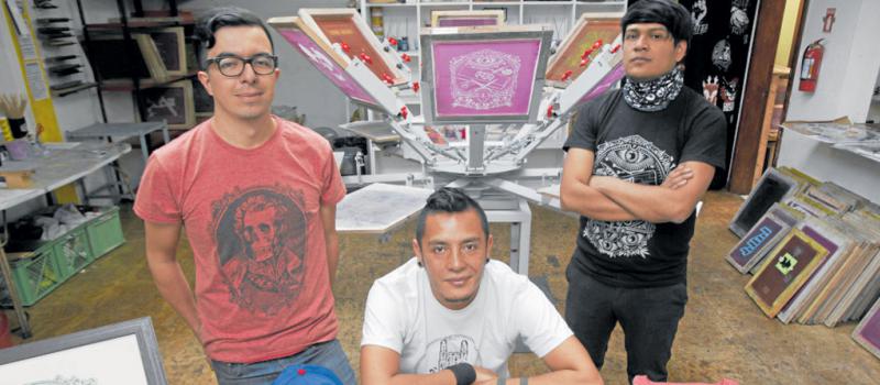 Christian Ramos, Felipe Valencia y Andrés Freile  son parte del equipo de la microempresa de diseño 1984. Foto: Vicente Costales / LÍDERES