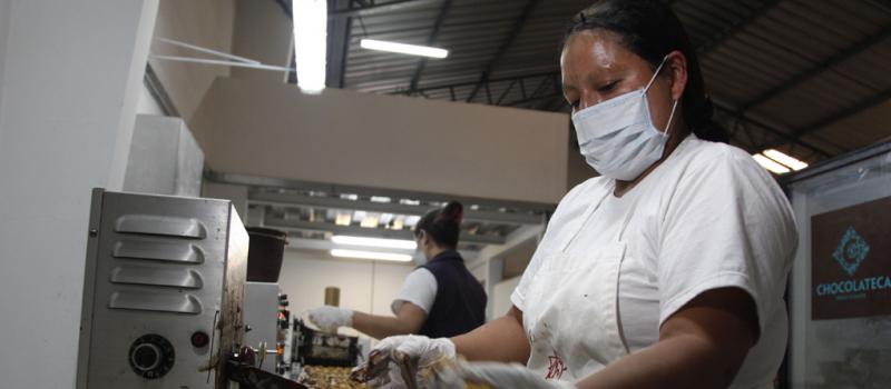 La planta de producción de Chocolateca ocupa un área de 400 metros cuadrados y opera en el sur de la ciudad, en el sector de La Argelia. Allí trabajan 15 personas. Fotos: Galo Paguay / LÍDERES
