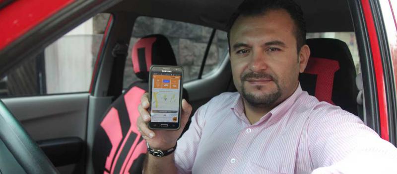 Hernán Leon, responsable de comercialización de Carsync, controla esta camioneta con la aplicación. Foto: Julio Estrella / LÍDERES