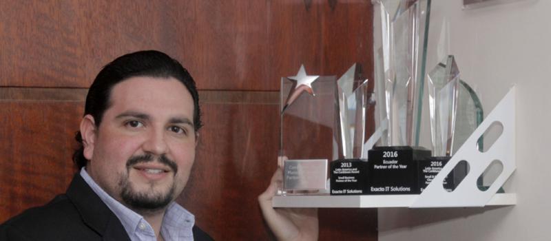 La compañía de Javier Ron ha obtenido reconocimientos internacionales por su desempeño, el más reciente lo recibió en México. También es docente universitario en Guayaquil. Fotos: Joffre Flores / LÍDERES