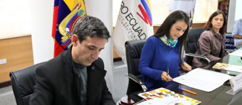 Javier Fernández, diresctor general de Copade firman el convenio para fortalecer las exportaciones de los pequeños productores. Foto: Twitter de Copade