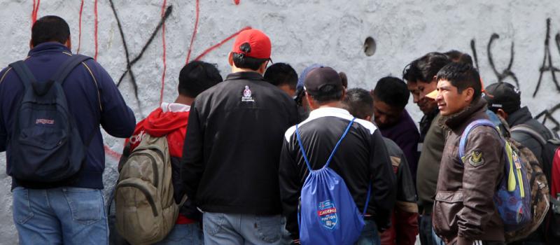 Trabajadores de todas las edades llegan al sector la avenida Granados, en el norte de Quito, para ofrecer sus servicios. Se trata de empleos temporales en muchos de los casos. Foto: Julio Estrella / LÍDERES