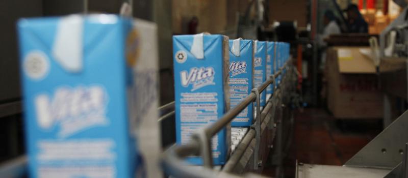 La Pasteurizadora Quito, ubicada en el sur de la capital, procesa unos 250 000 litros por día. Su producto estrella es Vita Leche en funda, comercializado en tiendas del país. Foto: Galo Paguay / LÍDERES