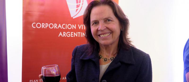 La presidenta de la Corporación Vinícola Argentina, Hilda Wilhelm, durante una rueda de prensa convocada por asociaciones del vino argentino, en Buenos Aires (Argentina). Foto: EFE