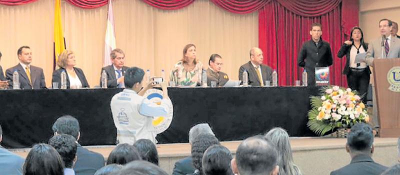 El ministro de Comercio Exterior, Juan Carlos Cassinelli (der.) presidió el acto en uno de los auditorios de la Universidad. Foto: cortesía Ministerio de Comercio Exterior