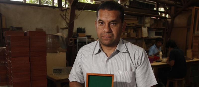 Juan Jarrín elabora cajas de madera hace 20 años. Ayudaba a su padre en la confección de muebles. Foto: Galo Paguay/LÍDERES