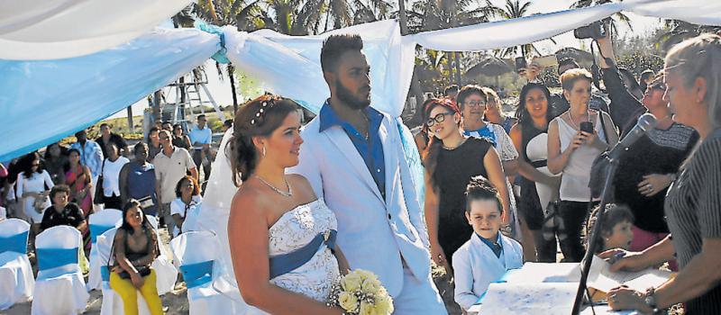 Matrimonio organizado por la compañía privada Miss Mónica, en la playa de Tarará, La Habana. Foto:  Alejandro Ernesto / EFE