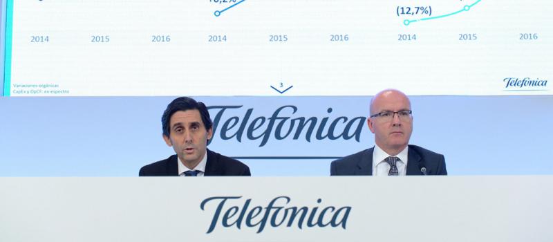 El presidente de Telefónica, José María Álvarez-Pallete (i), y el director general de Estrategia y Finanzas de Telefónica, Ángel Vilà, durante la rueda de prensa. Foto: EFE
