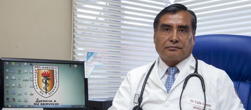 En varias oportunidades, Luis López fue premiado por su trayectoria. Este médico es el fundador del Hospital San Bartolo, en el sur de Quito. Foto: Armando Prado / LÍDERES