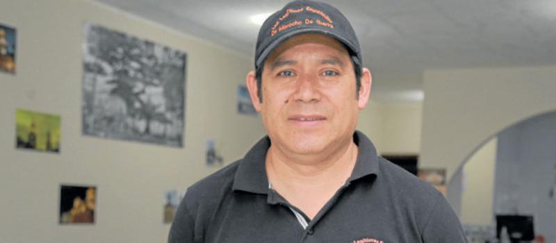 Javier Játiva es el propietario de este negocio en el que se comercializan empanadas de morocho tradicionales de Ibarra. El ají no puede faltar. Foto: Diego Pallero / LÍDERES