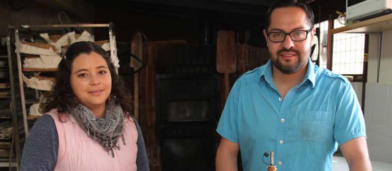 Paúl Aguirre y Paulina Tapia elaboran su producto en hornos de leña. En el 2016 los emprendedores realizaron la ampliación de su taller. Foto : Pavel Calahorrano / LÍDERES