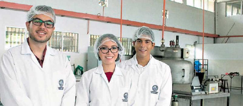 Max Núñez, Samantha Granizo y Eduardo Moreira son los creadores del producto alimenticio Nutri-Aid. Foto: cortesía Espol