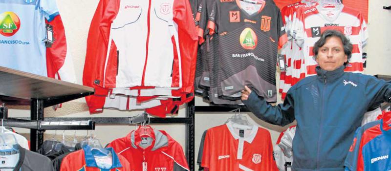 Santiago Bonilla, gerente comercial de la empresa Boman Sport, es el responsable  de vestir a parte de los equipos que intervienen en el campeonato de fútbol. Foto: Willian Tibán para LÍDERES.